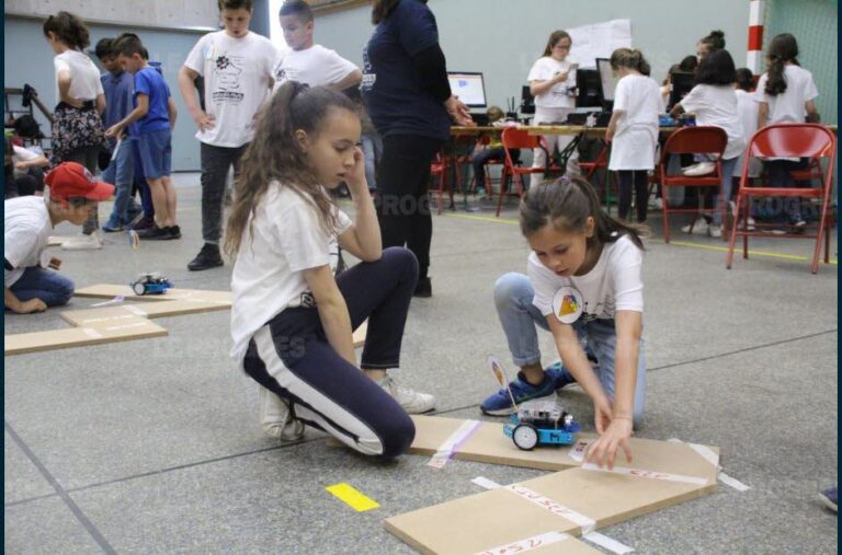les-eleves-les-plus-jeunes-decouvraient-la-robotique-larbi-djazouli-1559042310
